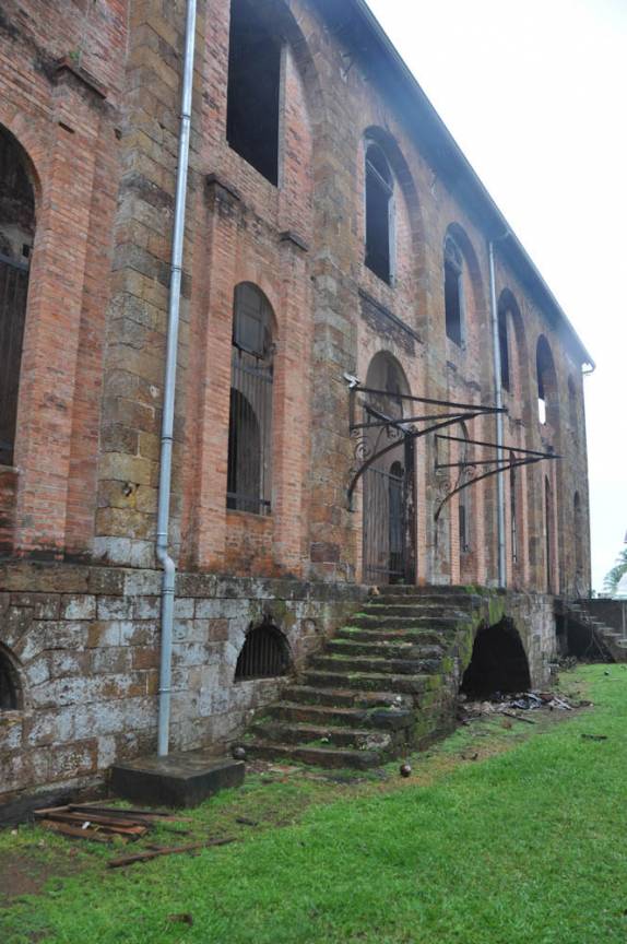 O antigo hospital na Île Royale, a principal das Îles de Salut, na costa próxima à Kourou, na Guiana Francesa